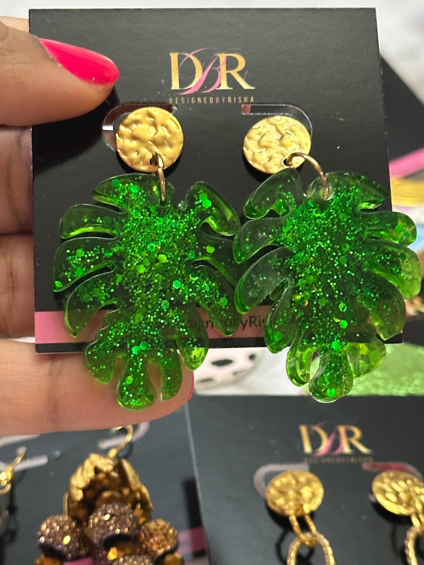 Tropical Green Monstera Leaf Earrings – Handmade Resin Glitter Statement Earrings with Gold Hammered Studs | Lightweight Summer Jewelry